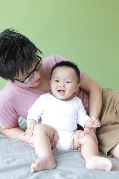 Junger Vater glücklich mit seinem Baby spielen — Stockfoto