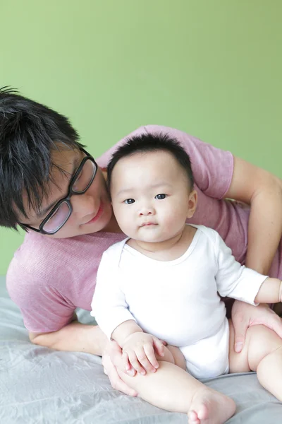 Padre joven feliz jugar con su bebé —  Fotos de Stock