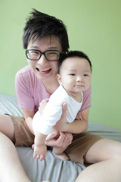 Dítě a otec šťastný úsměv tvář — Stock fotografie
