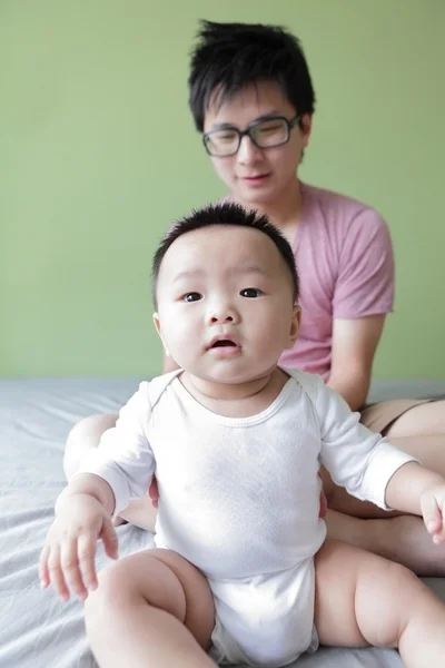 Cara de sonrisa feliz bebé y padre —  Fotos de Stock