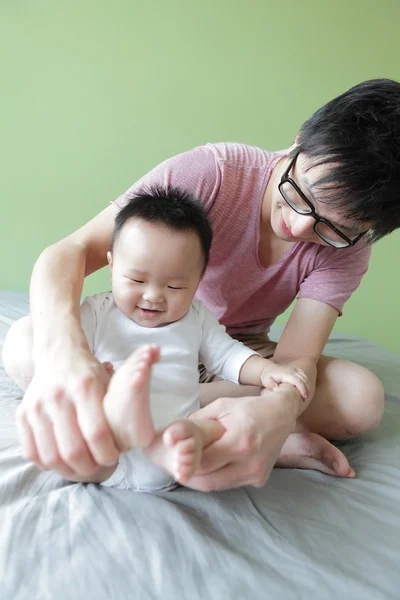 Mladý otec šťastný hrát s jeho dítětem — Stock fotografie