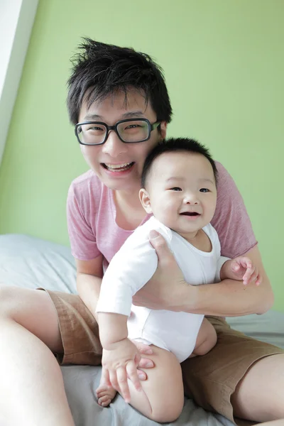 Baby och pappa glada leende ansikte — Stockfoto