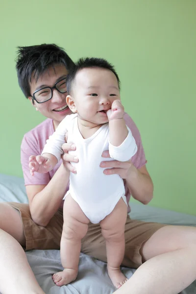 Jeune père heureux jouer avec son bébé — Photo