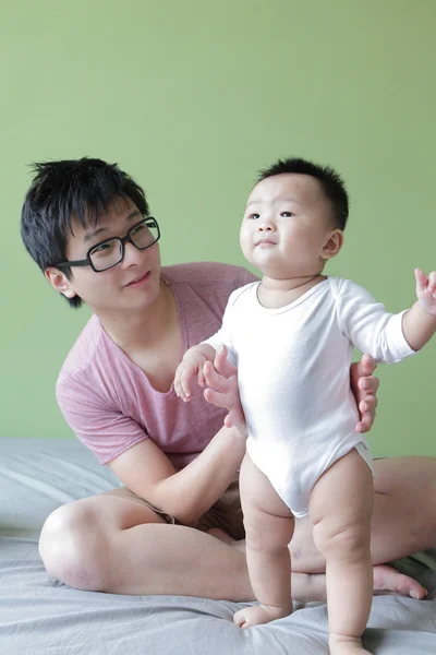 Jovem Pai Feliz Jogue com Seu Bebê — Fotografia de Stock