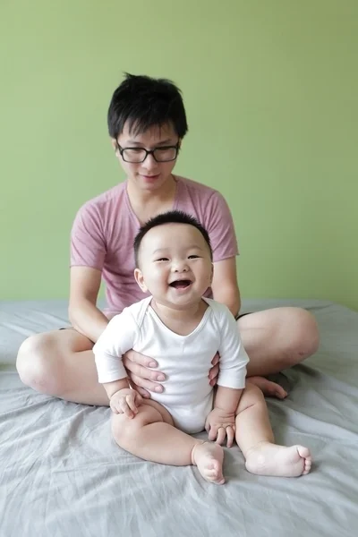 Baby und Vater glücklich lächeln Gesicht — Stockfoto