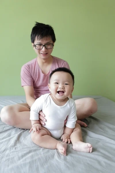 Μωρό και ο ευτυχής πατέρας χαμόγελο πρόσωπο — Φωτογραφία Αρχείου