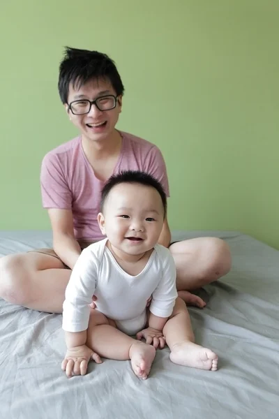 Bebê e Pai Rosto Sorriso Feliz — Fotografia de Stock