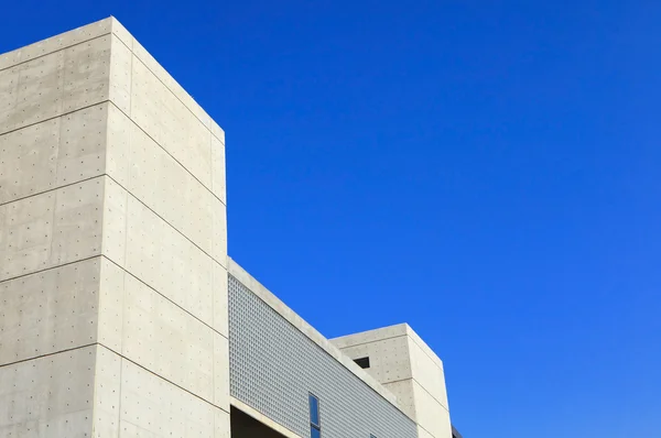 Edificio moderno in cemento con cielo blu — Foto Stock