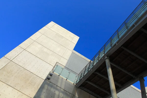 混凝土的现代建筑与蓝蓝的天空 — 图库照片