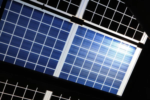 Закрыть солнечную батарею солнечным светом — стоковое фото