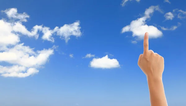 Рука с голубым небом и белым облаком — стоковое фото