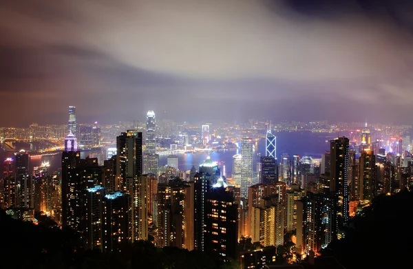 Hong kong nacht scènes skyline in de nacht met bewegende wolk — Stockfoto
