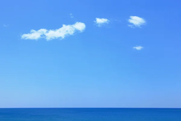 Kényelmes, kék tenger, az ég és a fehér felhő — Stock Fotó