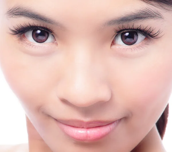Jonge en mooie vrouw schoon gezicht close-up — Stockfoto