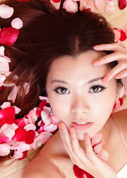 Schönheit Mädchen lächelt Nahaufnahme mit rosa Hintergrund — Stockfoto