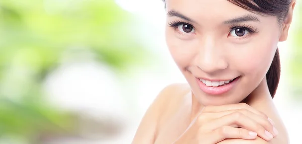 Close up of Beauty Face and hand touch shoulder — Stock Photo, Image