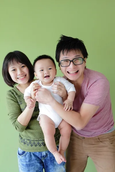 Gelukkige familie, moeder, vader en hun baby — Stockfoto