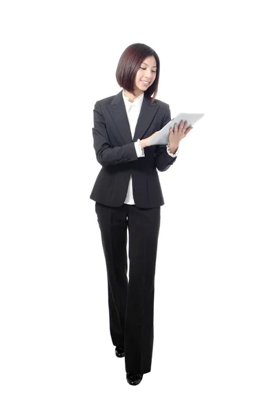Geschäftsfrau lächelt mit Tablet-PC — Stockfoto