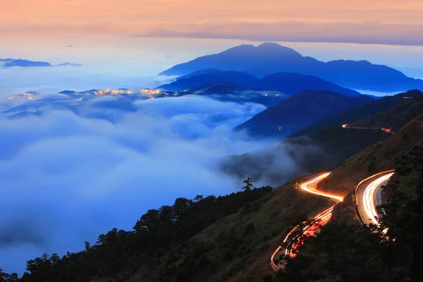 Nuvem dramática com semáforo de montanha e carro — Fotografia de Stock
