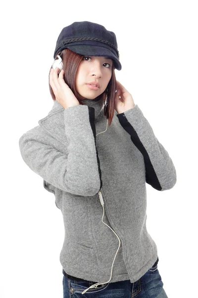 Jeune fille écouter de la musique dans les écouteurs — Photo