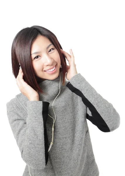 Młoda dziewczyna słuchania muzyki w słuchawkach — Zdjęcie stockowe