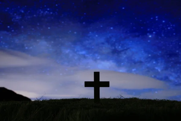 Cruz de madeira sobre um céu estrelado noite escura — Fotografia de Stock