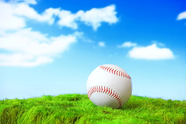 空と緑の芝生のフィールドでベース ボール — ストック写真