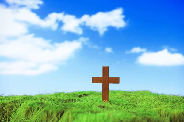 Деревянный крест на зеленой траве — стоковое фото