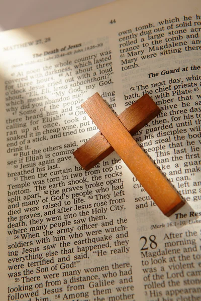 Träkors på en gammal bibel — Stockfoto