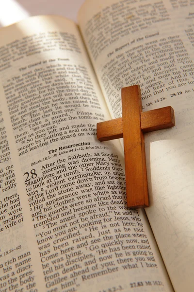 Croix en bois sur une vieille bible — Photo