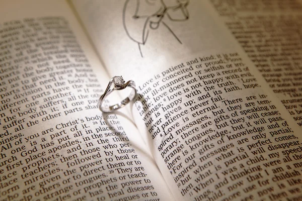 Anillos de diamantes de boda en una Biblia —  Fotos de Stock