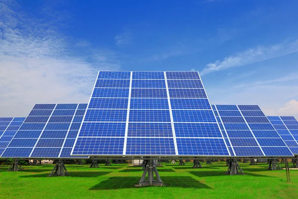 Painel solar com grama verde — Fotografia de Stock
