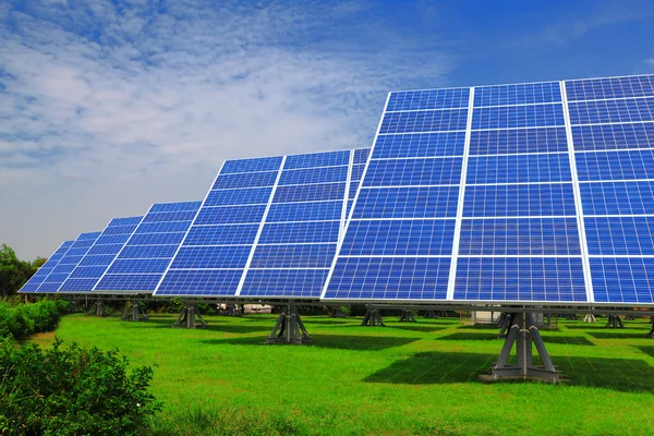 Painel solar com grama verde — Fotografia de Stock