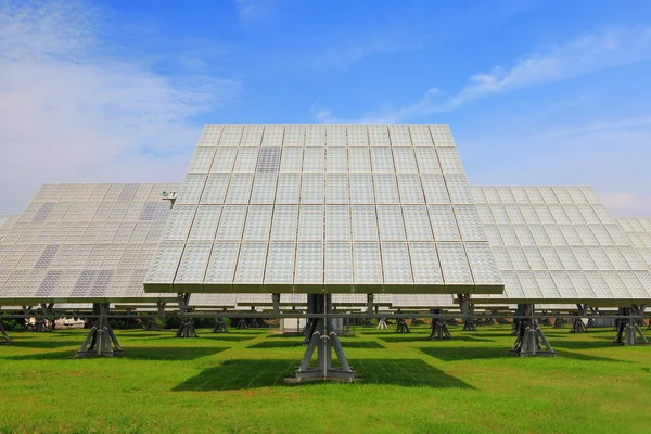 Panel solar con césped verde — Foto de Stock