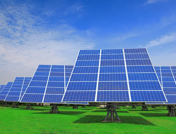 Solarmodul mit grünem Gras — Stockfoto