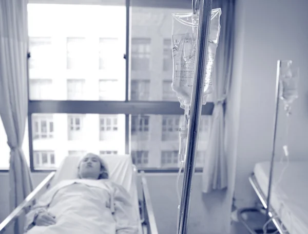 Kvinnlig patient på sjukhuset — Stockfoto