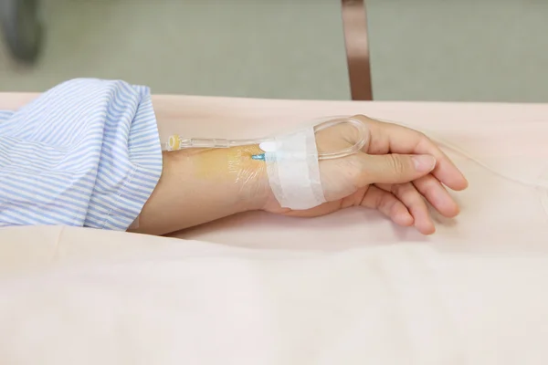 Mão do paciente com gotejamento intravenoso — Fotografia de Stock