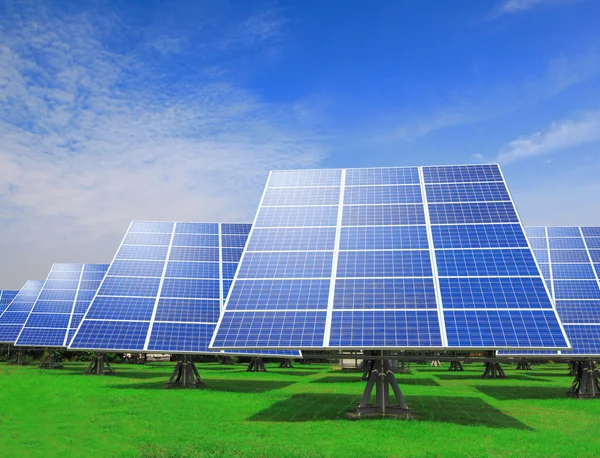 Panel solar con césped verde — Foto de Stock