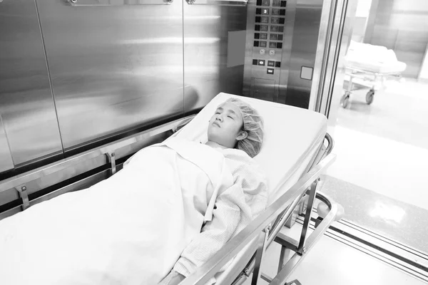 Patiënt voor de operatie in de lift — Stok fotoğraf