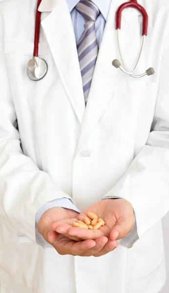 Ein Arzt mit Medikamenten — Stockfoto