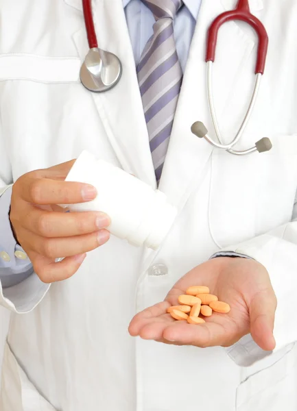 Врачебная рука с лекарствами — стоковое фото
