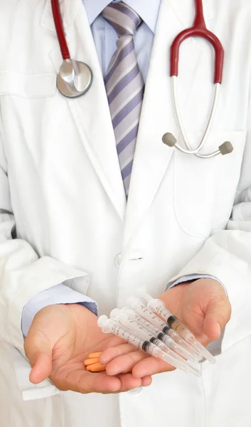 En läkares handen håller medicin och injektion — Stockfoto