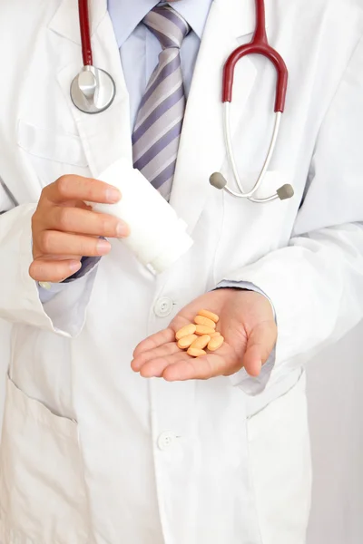 Egy orvos kezében gyógyszer — Stock Fotó