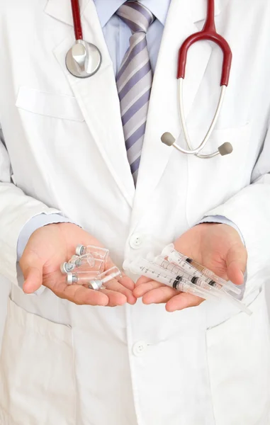 Injektor in der Hand eines Arztes — Stockfoto