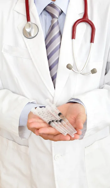 En läkares hand innehav injektor — Stockfoto