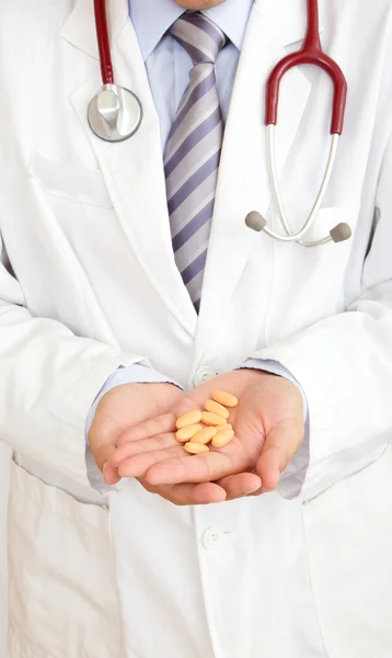 Врачебная рука с лекарствами — стоковое фото