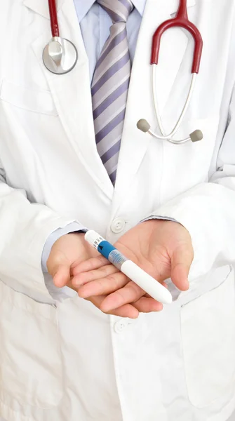 En läkares handen håller ägglossning injektor — Stockfoto