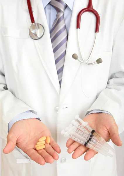 Врачебная рука с лекарствами и инъекциями — стоковое фото