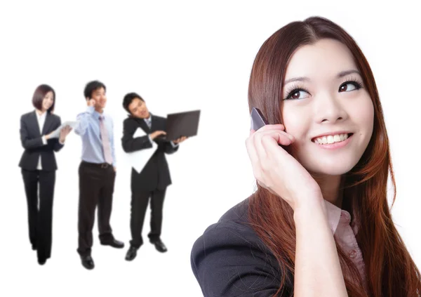 Affärskvinna tala telefon med grupp — Stockfoto