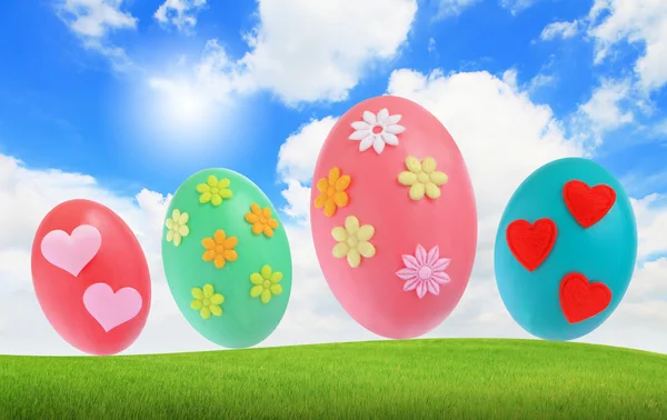 Húsvéti tojás a fű kék ég — Stock Fotó